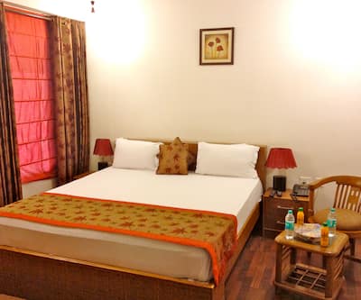 https://imgcld.yatra.com/ytimages/image/upload/t_hotel_yatra_city_desktop/v1403771201/Domestic Hotels/Hotels_New Delhi/Skylink Suites/Luxury_Room_copy.jpg